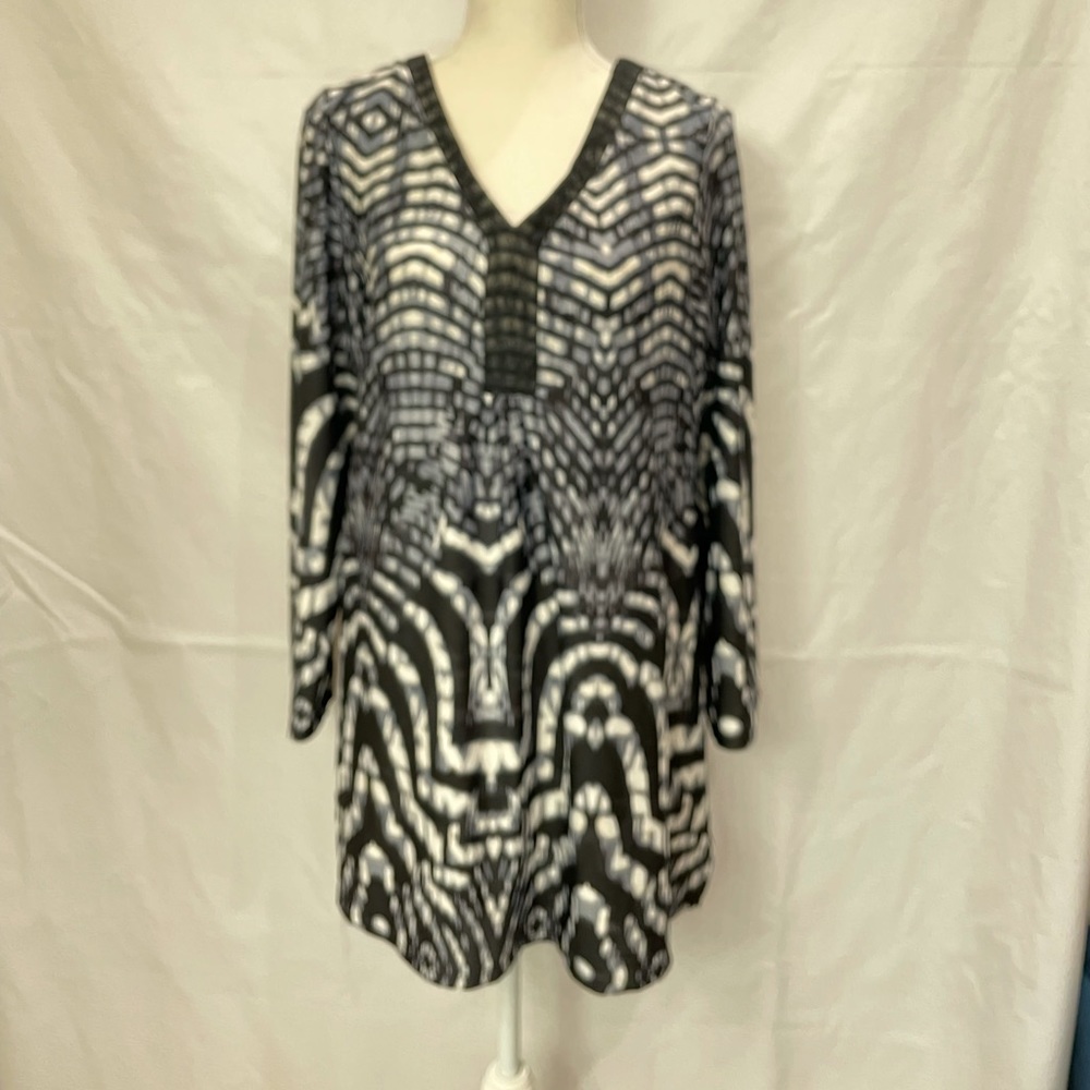 3/$35 Black and white long blouse. XL